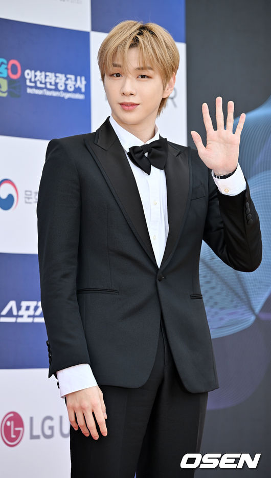 가수 겸 배우 강다니엘이 레드카펫을 밟으며 포즈를 취하고 있다. 2022.07.19 / rumi@osen.co.kr