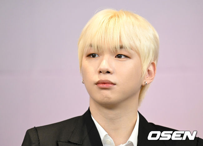 24일 오전 서울 강남구 그랜드 인터컨티넨탈호텔 파르나스에서 가수 강다니엘의 첫 번째 정규앨범 'THE STORY' 발매기념 기자간담회가 열렸다.<br /><br />가수 강다니엘이 취재진의 질문을 듣고 있다. 2022.05024 /sunday@osen.co.kr