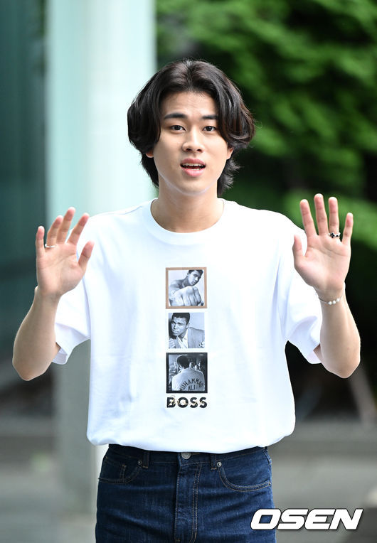 30일 오후 서울 목동 SBS에서 SBS 라디오 파워FM '두시탈출 컬투쇼’가 진행됐다.가수 이무진이 방송국으로 이동하며 포즈를 취하고 있다. 2022.06.30 /sunday@osen.co.kr