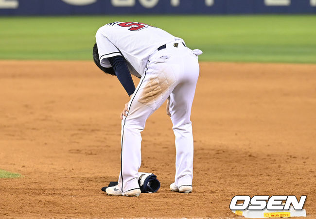 18일 오후 서울 잠실야구장에서 ‘2022 신한은행 SOL KBO 리그’ 두산 베어스와 SSG 랜더스의 경기가 열렸다.연장 11회말 1사 만루 두산 조수행이 내야땅볼을 친 뒤 1루로 진루했다. 하지만 이때 SSG 좌익수 오태곤이 유격수 박성한에게 타구를 전달, 박성한이 진루하지않은 두산 2루 주자 정수빈을 태그아웃 시킨 뒤 2루 베이스를 밟아 1루 주자 안재석을 포스아웃 시켰다. 두산 조수행이 아쉬워하고 있다. 2022.05.18 /ksl0919@osen.co.kr