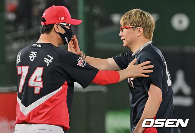 KIA 타이거즈 김종국 감독이 롯데 자이언츠에 9-3으로 승리한 후 양현종과 하이파이브를 하고 있다. 2022.07.23 / foto0307@osen.co.kr