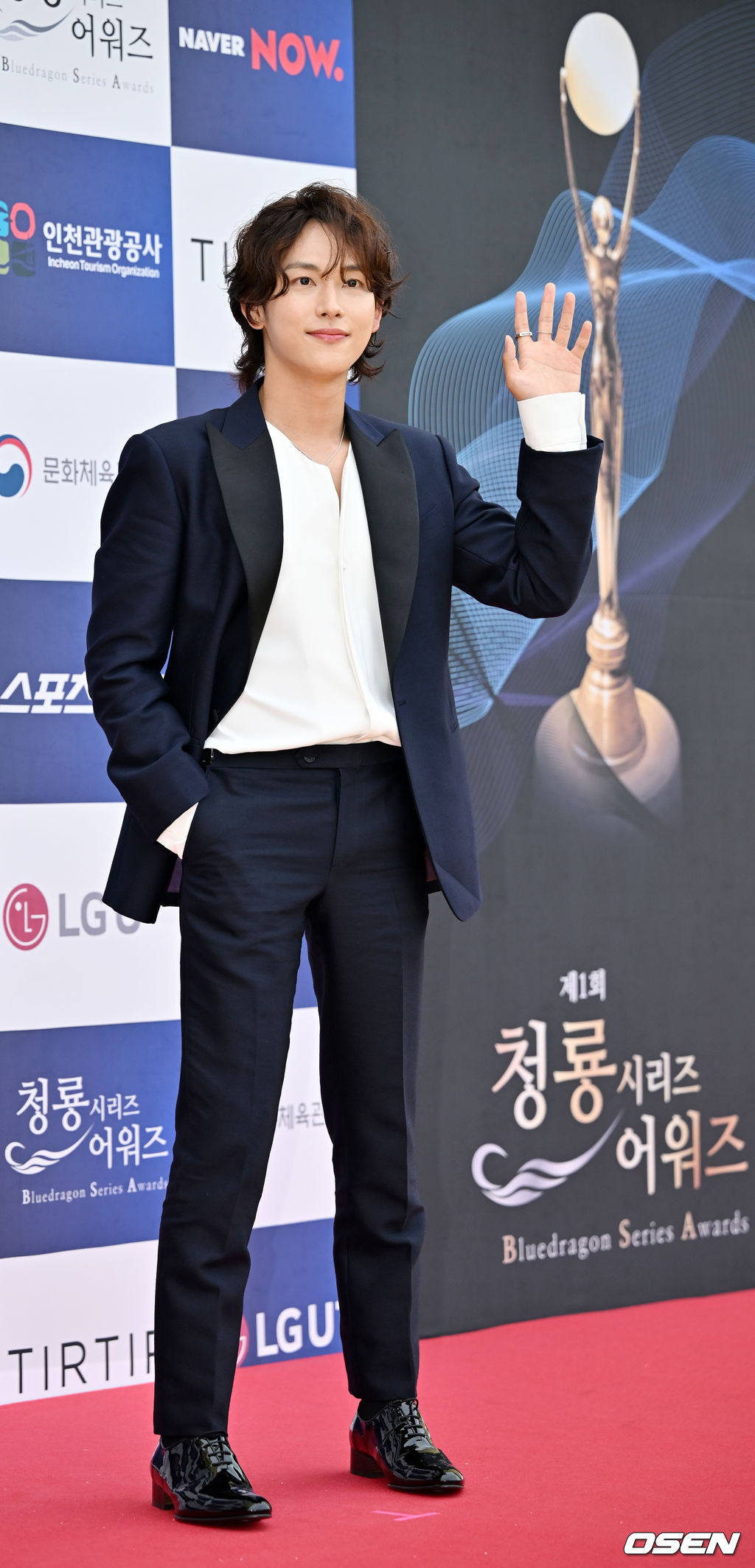 19일 오후 인천 중구 인천 파라다이스시티에서 제1회 청룡시리즈어워즈 레드카펫 행사가 열렸다.가수 겸 배우 임시완이 레드카펫을 밟으며 포즈를 취하고 있다. 2022.07.19 / rumi@osen.co.kr