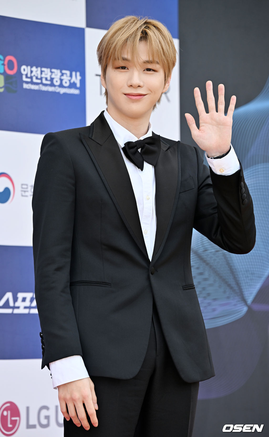 19일 오후 인천 중구 인천 파라다이스시티에서 제1회 청룡시리즈어워즈(BSA 1st) 레드카펫 행사가 열렸다.가수 겸 배우 강다니엘이 레드카펫을 밟으며 포즈를 취하고 있다. 2022.07.19 / rumi@osen.co.kr