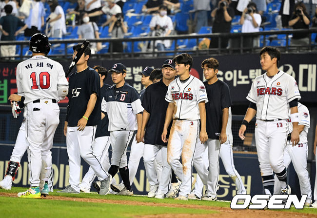 경기를 마치고 두산 선수들이 패배를 아쉬워하고 있다. 2022.07.22 /jpnews@osen.co.kr