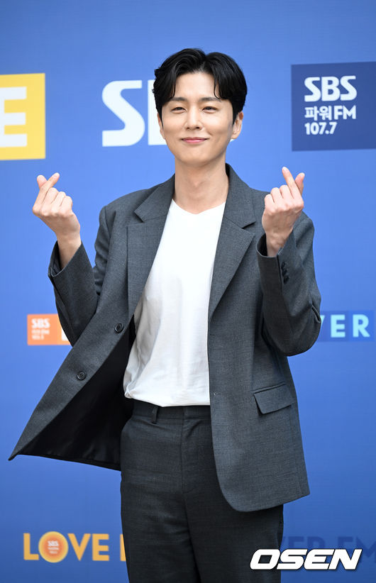 4일 오후 서울 양천구 SBS목동에서 SBS 새 드라마 '우리는 오늘부터' 온라인 제작발표회 출근길 행사가 열렸다. 배우 신동욱이 제작발표회 참석을 위해 출근하고 있다. 2022.05.03 /cej@osen.co.kr