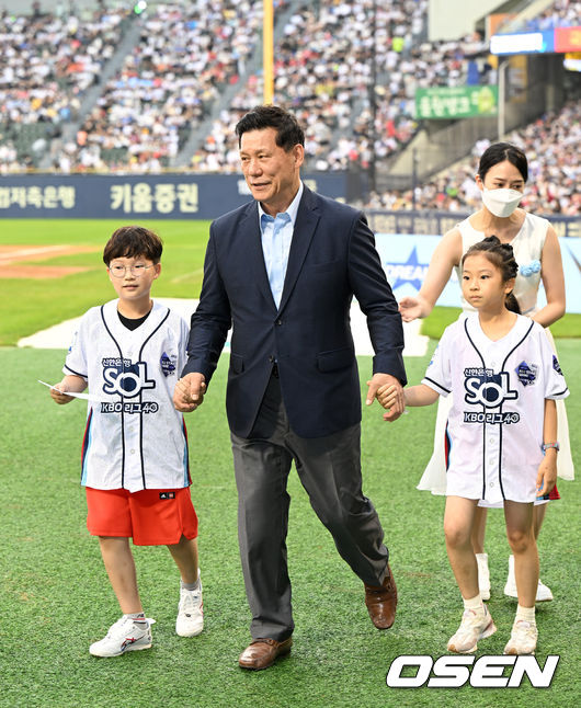 KBO 허구연 총재가 올스타전 개막 선언을 위해 어린이들과 손을 잡고 입장하고 있다. 2022.07.16 /sunday@osen.co.kr