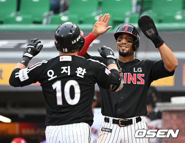 26일 오후 인천 SSG 랜더스필드에서 2022 신한은행 SOL KBO 리그 SSG 랜더스와 LG 트윈스의 경기가 열렸다.3회초 무사 1루에서 LG 오지환이 좌월 투런 홈런을 치고 홈에서 가르시아의 축하를 받고 있다. 2022.07.26 /sunday@osen.co.kr