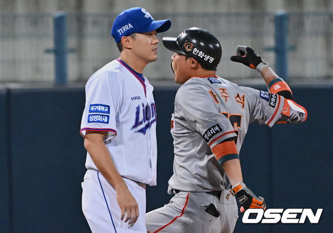 한화 이글스 하주석이 8회초 2타점 적시타를 치고 3루에서 환호하고 있다. 2022.07.26 / foto0307@osen.co.kr