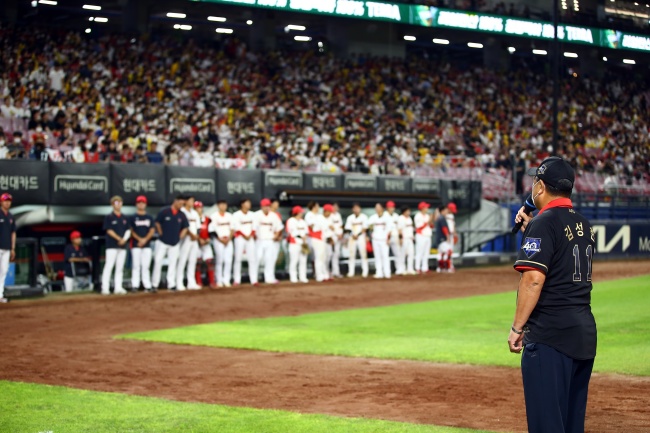 KBO 40인 레전드로 선정된 김성한 전 감독이 팬들에게 감사의 인사를 하고 있다./KIA 타이거즈 제공