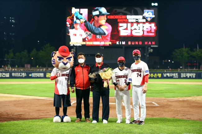 KBO 40인 레전드로 선정된 김성한 전 감독이 최준영 대표이사, 김종국 감독, 김선빈 주장과 포즈를 취했다./KIA 타이거즈 제공