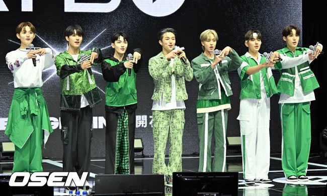 ATBO 멤버들이 무대 위에서 포즈를 취하고 있다. 2022.06.22 /rumi@osen.co.kr