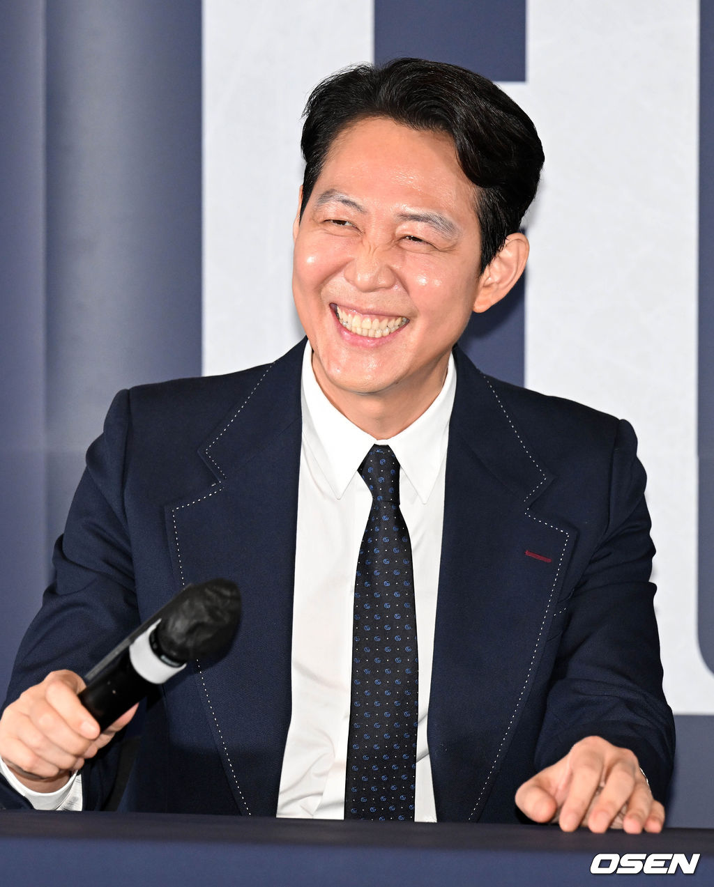 27일 오후 서울 강남구 메가박스 코엑스에서 영화 ‘헌트(감독 이정재)’ 언론시사회가 열렸다.  이정재의 감독 데뷔작 영화 '헌트'는 조직 내 숨어든 스파이를 색출하기 위해 서로를 의심하는 안기부 요원 ‘박평호’와 ‘김정도’가 ‘대한민국 1호 암살 작전’이라는 거대한 사건과 직면하며 펼쳐지는 첩보 액션 드라마. 정우성, 전혜진, 허성태, 고윤정이 출연한다. 8월 10일 개봉.  감독 겸 배우 이정재가 질의응답 시간을 갖고 있다. 2022.07.27 /cej@osen.co.kr