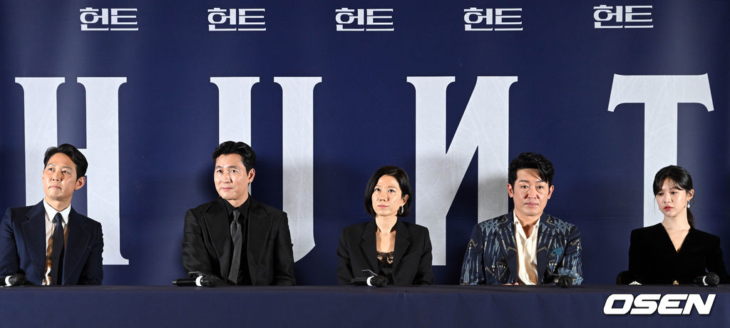 27일 오후 서울 강남구 메가박스 코엑스에서 영화 ‘헌트(감독 이정재)’ 언론시사회가 열렸다.  이정재의 감독 데뷔작 영화 '헌트'는 조직 내 숨어든 스파이를 색출하기 위해 서로를 의심하는 안기부 요원 ‘박평호’와 ‘김정도’가 ‘대한민국 1호 암살 작전’이라는 거대한 사건과 직면하며 펼쳐지는 첩보 액션 드라마. 정우성, 전혜진, 허성태, 고윤정이 출연한다. 8월 10일 개봉.  배우 이정재, 정우성, 전혜진, 허성태, 고윤정이 질의응답 시간을 갖고 있다. 2022.07.27 /cej@osen.co.kr