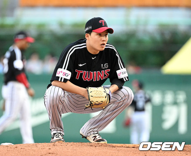 27일 오후 인천 SSG 랜더스필드에서 2022 신한은행 SOL KBO 리그 SSG 랜더스와 LG 트윈스의 경기가 열렸다.1회말 무사에서 LG 선발투수 임찬규가 투구를 준비하고 있다. 2022.07.27 /sunday@osen.co.kr