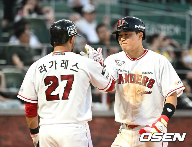 27일 오후 인천 SSG 랜더스필드에서 2022 신한은행 SOL KBO 리그 SSG 랜더스와 LG 트윈스의 경기가 열렸다.5회말 1사에서 SSG 한유섬이 우월 솔로 홈런을 치고 홈에서 라가레스의 축하를 받고 있다. 2022.07.27 /sunday@osen.co.kr