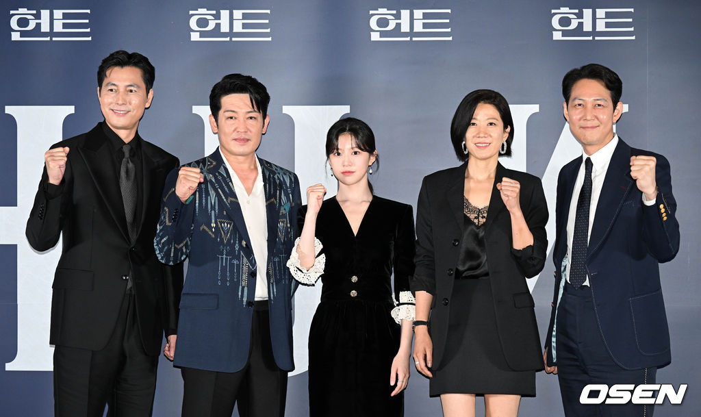 27일 오후 서울 강남구 메가박스 코엑스에서 영화 ‘헌트(감독 이정재)’ 언론시사회가 열렸다.  이정재의 감독 데뷔작 영화 '헌트'는 조직 내 숨어든 스파이를 색출하기 위해 서로를 의심하는 안기부 요원 ‘박평호’와 ‘김정도’가 ‘대한민국 1호 암살 작전’이라는 거대한 사건과 직면하며 펼쳐지는 첩보 액션 드라마. 정우성, 전혜진, 허성태, 고윤정이 출연한다. 8월 10일 개봉.  배우 정우성, 허성태, 고윤정, 전혜진, 감독 이정재가 포즈를 취하고 있다. 2022.07.27 /cej@osen.co.kr
