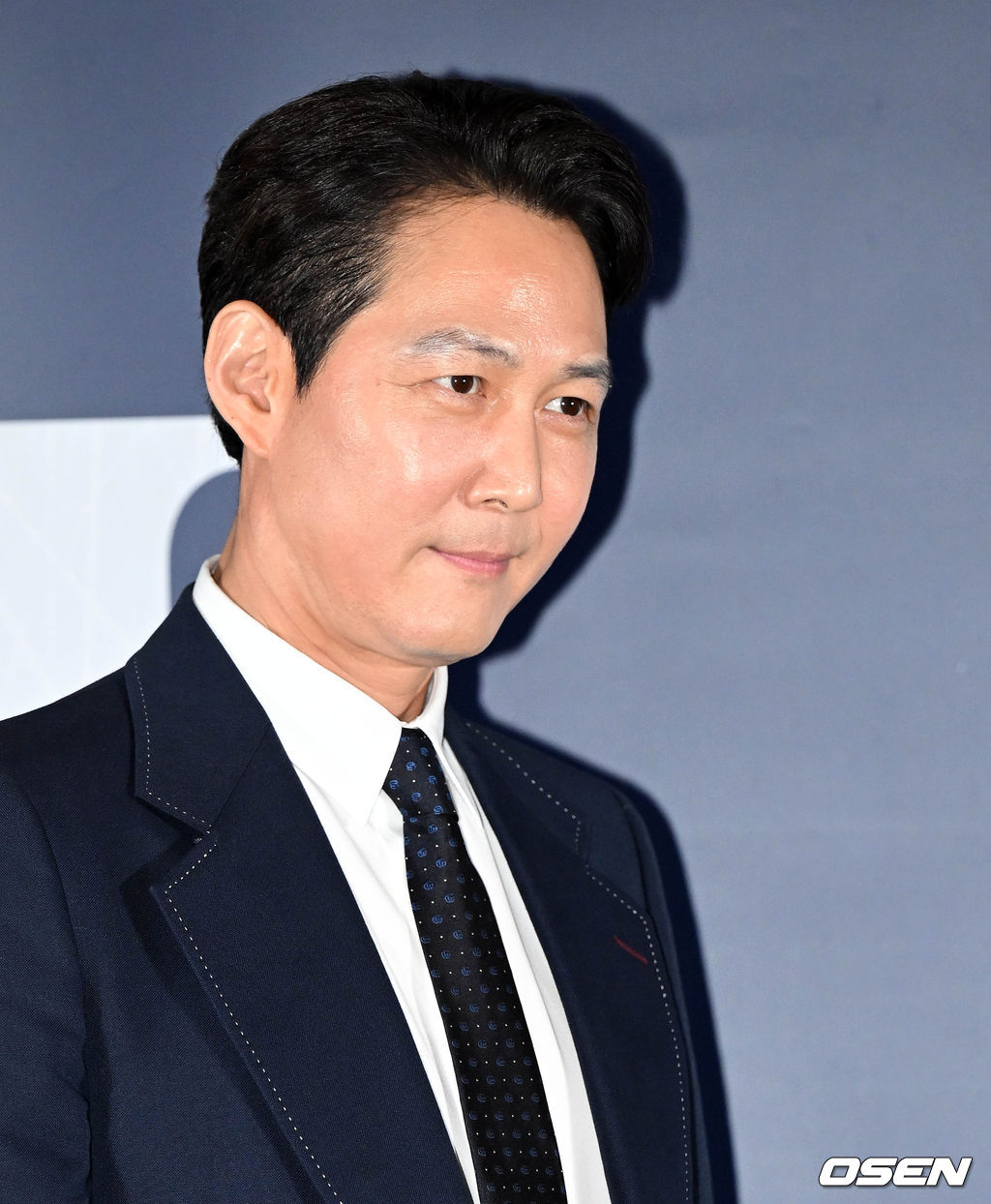 27일 오후 서울 강남구 메가박스 코엑스에서 영화 ‘헌트(감독 이정재)’ 언론시사회가 열렸다. 이정재의 감독 데뷔작 영화 '헌트'는 조직 내 숨어든 스파이를 색출하기 위해 서로를 의심하는 안기부 요원 ‘박평호’와 ‘김정도’가 ‘대한민국 1호 암살 작전’이라는 거대한 사건과 직면하며 펼쳐지는 첩보 액션 드라마. 정우성, 전혜진, 허성태, 고윤정이 출연한다. 8월 10일 개봉. 감독 겸 배우 이정재가 포즈를 취하고 있다. 2022.07.27 /cej@osen.co.kr