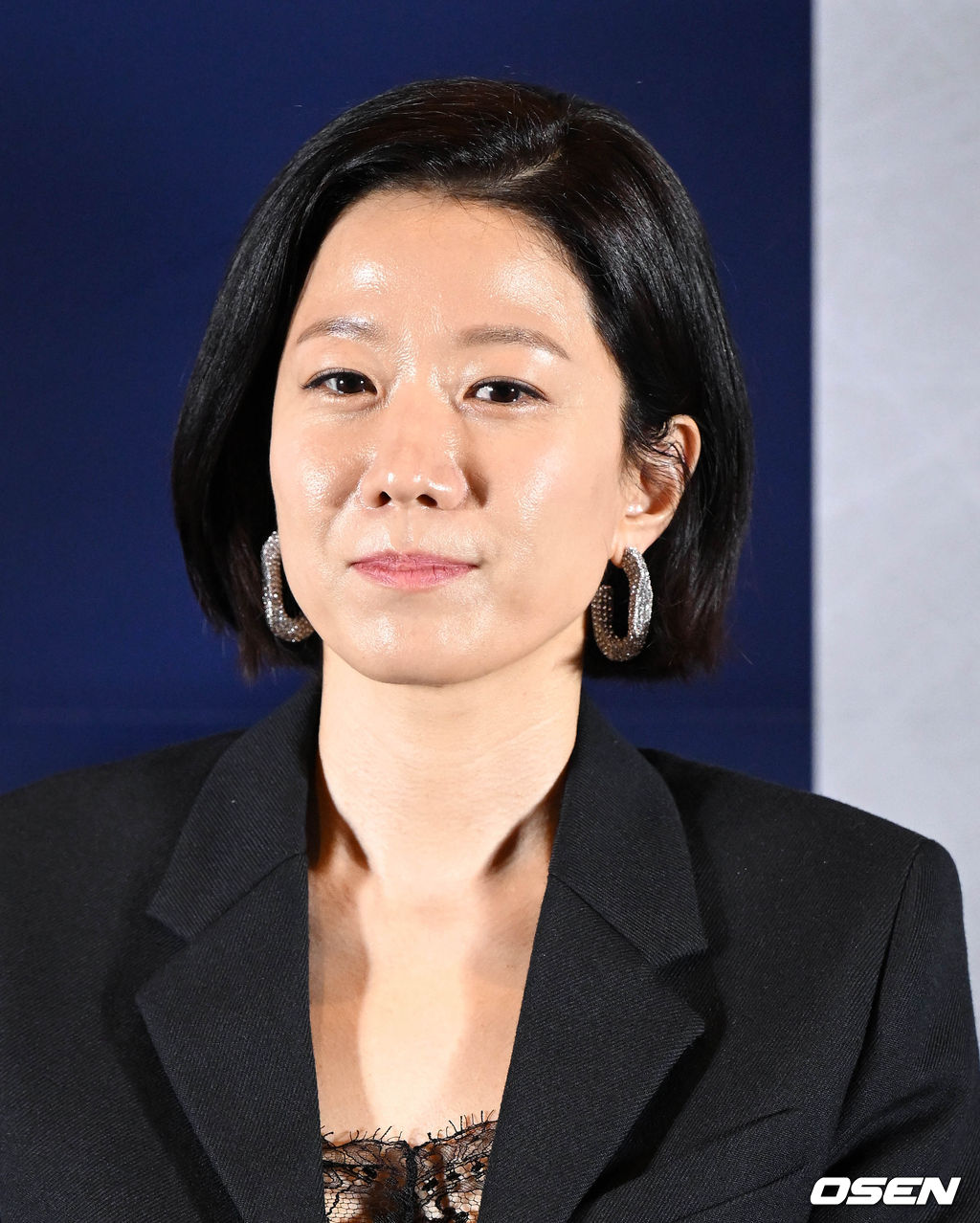 27일 오후 서울 강남구 메가박스 코엑스에서 영화 ‘헌트(감독 이정재)’ 언론시사회가 열렸다. 이정재의 감독 데뷔작 영화 '헌트'는 조직 내 숨어든 스파이를 색출하기 위해 서로를 의심하는 안기부 요원 ‘박평호’와 ‘김정도’가 ‘대한민국 1호 암살 작전’이라는 거대한 사건과 직면하며 펼쳐지는 첩보 액션 드라마. 정우성, 전혜진, 허성태, 고윤정이 출연한다. 8월 10일 개봉. 배우 전혜진이 포즈를 취하고 있다. 2022.07.27 /cej@osen.co.kr