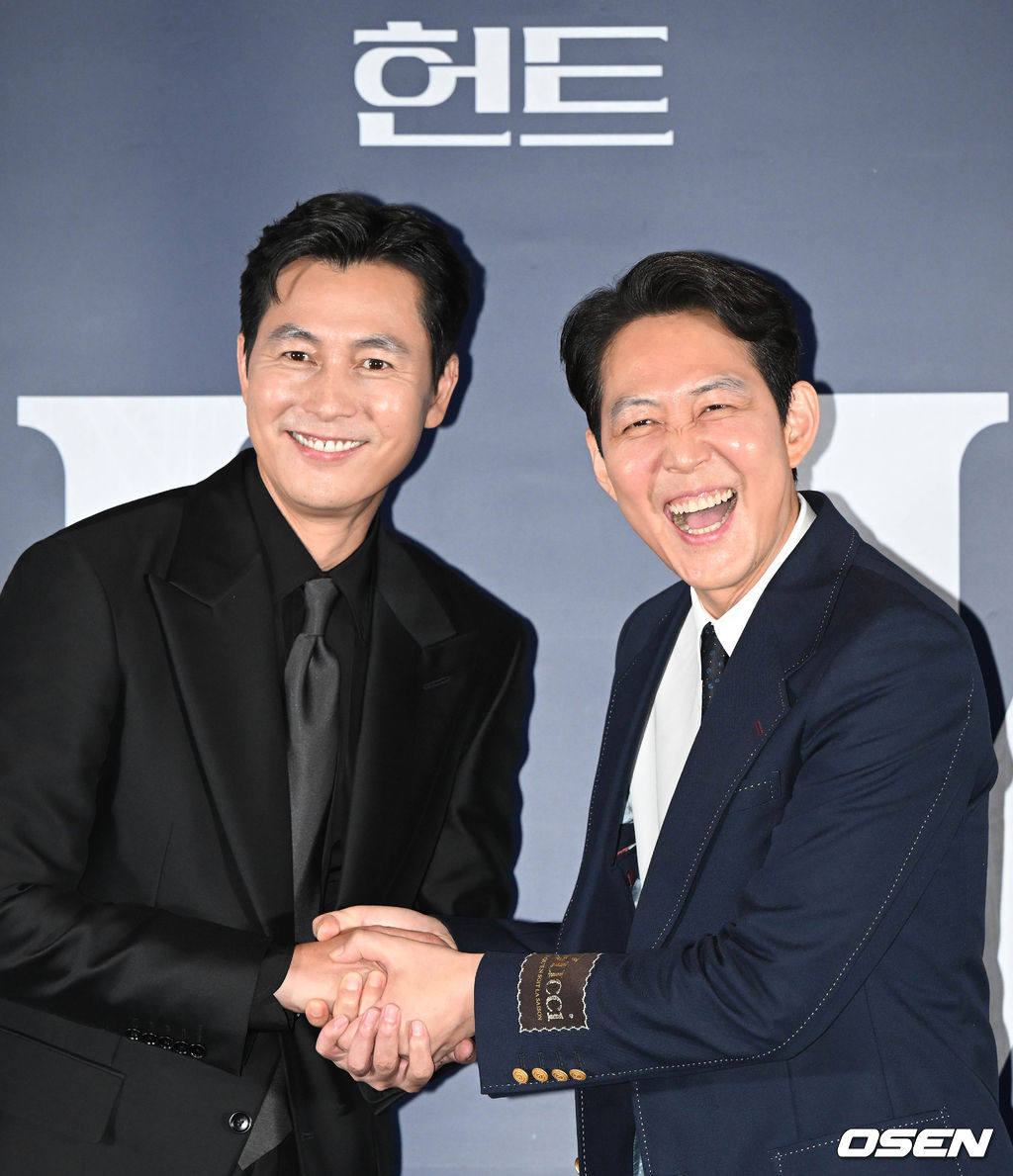 27일 오후 서울 강남구 메가박스 코엑스에서 영화 ‘헌트(감독 이정재)’ 언론시사회가 열렸다. 이정재의 감독 데뷔작 영화 '헌트'는 조직 내 숨어든 스파이를 색출하기 위해 서로를 의심하는 안기부 요원 ‘박평호’와 ‘김정도’가 ‘대한민국 1호 암살 작전’이라는 거대한 사건과 직면하며 펼쳐지는 첩보 액션 드라마. 정우성, 전혜진, 허성태, 고윤정이 출연한다. 8월 10일 개봉. 배우 정우성, 감독 이정재가 포즈를 취하고 있다. 2022.07.27 /cej@osen.co.kr