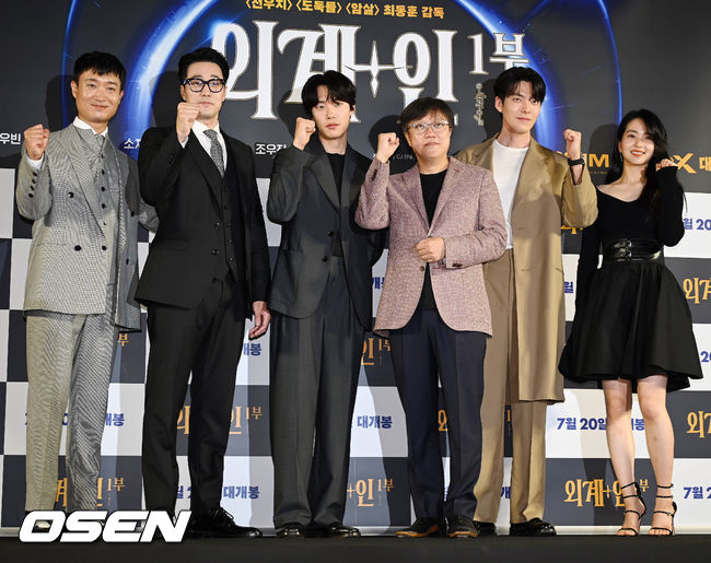 15일 오후 서울 송파구 롯데시네마 월드타워 씨네파크에서 영화 '외계+인' 1부 레드카펫 행사가 진행됐다.  <br /><br />이 자리에는 배우 류준열, 김우빈, 김태리, 소지섭, 조우진과 최동훈 감독이 참석했다.<br /><br />배우 류준열, 김우빈, 김태리, 소지섭, 조우진과 최동훈 감독이 단체 포토타임을 갖고 있다. 2022.07.15 / rumi@osen.co.kr