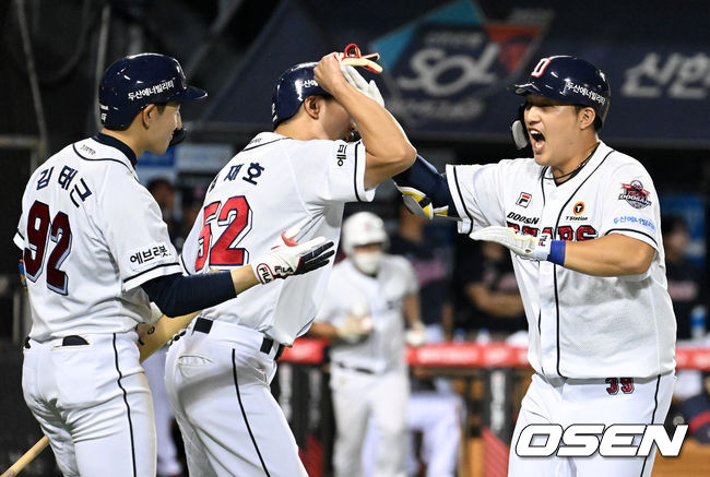 6회말 2사 2,3루에서 두산 김인태가 역전 스리런포를 날리며 동료선수들과 기뻐하고 있다. 2022.07.27 /jpnews@osen.co.kr