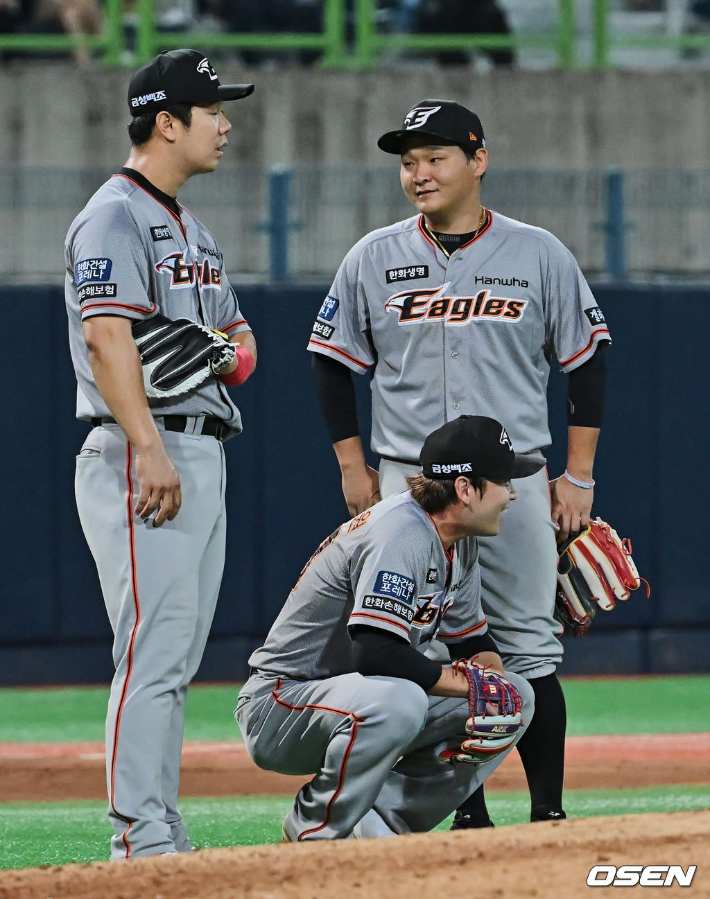 한화 김태연과 내야수들이 4회말 2사 만루 삼성 라이온즈 피렐라의 1루 아웃판정에 대한 비디오 판정이 진행되는 동안 긴장한 표정으로 기다리고 있다. 