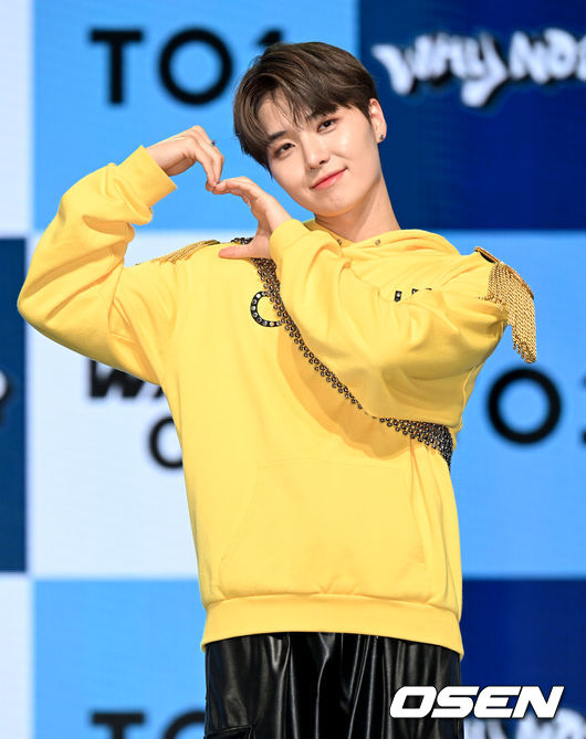 28일 오후 서울 광진구 예스24라이브홀에서 그룹 TO1의 세 번째 미니 앨범 <WHY NOT??> 쇼케이스가 열렸다. 티오원(TO1) 재윤이 포토타임을 갖고 있다. 2022.07.28 /ksl0919@osen.co.kr