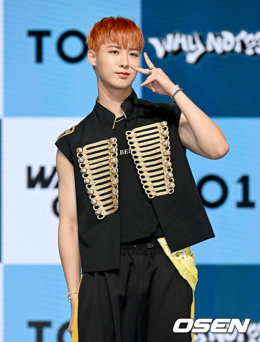 28일 오후 서울 광진구 예스24라이브홀에서 그룹 TO1의 세 번째 미니 앨범 <WHY NOT??> 쇼케이스가 열렸다. 티오원(TO1) 경호가 포토타임을 갖고 있다. 2022.07.28 /ksl0919@osen.co.kr