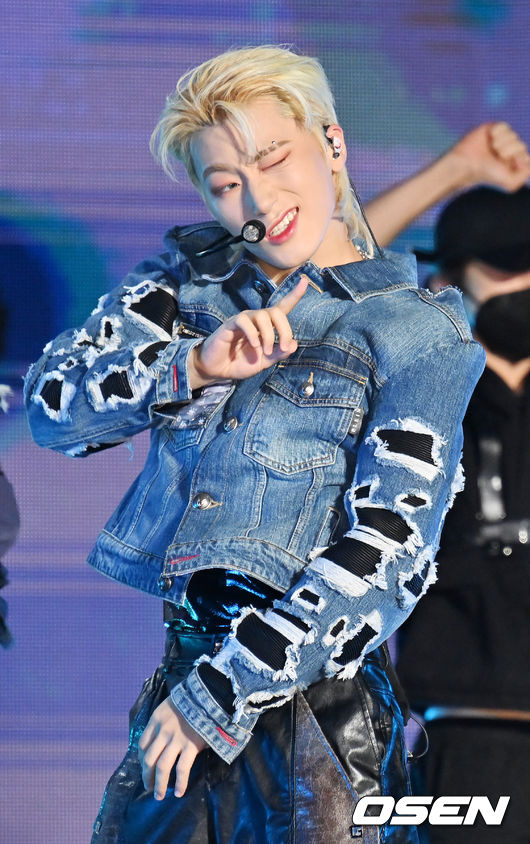 28일 오후 서울 세종대학교 대양홀에서 그룹 에이티즈(ATEEZ-홍중, 성화, 윤호, 여상, 산, 민기, 우영, 종호) ‘더 월드 에피소드 1 : 무브먼트(THE WORLD EP.1 : MOVEMENT)’ 미디어 쇼케이스가 열렸다.<br /><br />에이티즈 산이 화려한 무대를 선보이고 있다. 2022.07.28 / rumi@osen.co.kr
