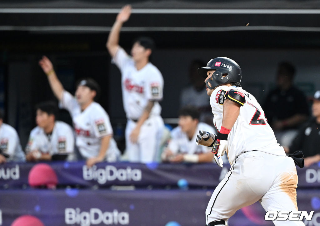 28일 오후 경기도 수원 KT위즈파크 2022 신한은행 SOL KBO 리그 KT 위즈와 키움 히어로즈의 경기가 열렸다.4회말 2사 1루에서 KT 문상철이 좌월 투런 홈런을 치고 그라운드를 돌고 있다. 2022.07.28 /sunday@osen.co.kr