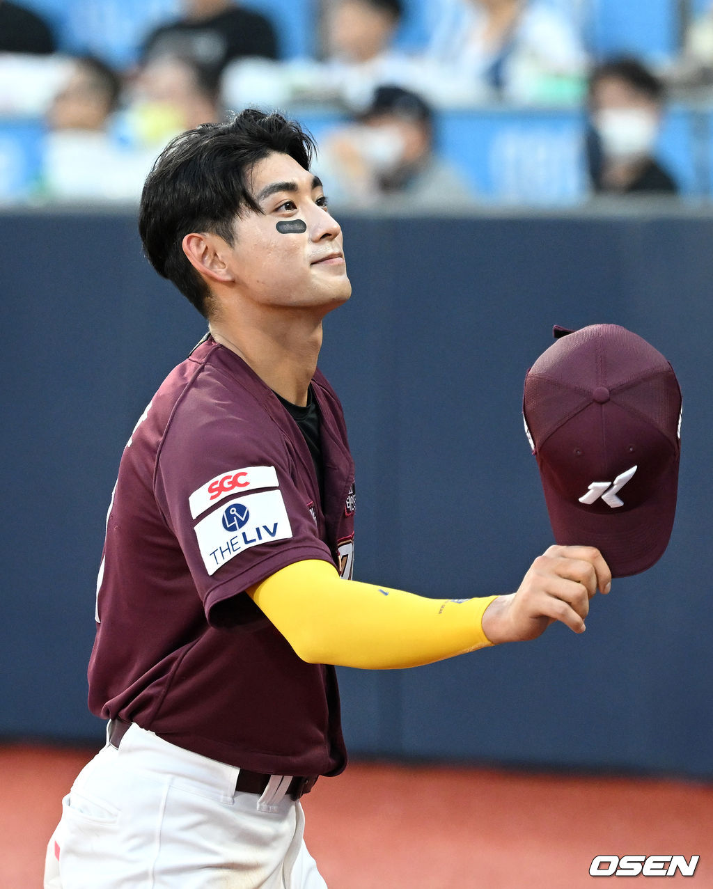 28일 오후 경기도 수원 KT위즈파크 2022 신한은행 SOL KBO 리그 KT 위즈와 키움 히어로즈의 경기가 열렸다.4회말 공수교대 때 역대 최연소 1000안타를 기록한 키움 이정후가 환호하는 관중석을 향해 인사를 하고 있다. 2022.07.28 /sunday@osen.co.kr