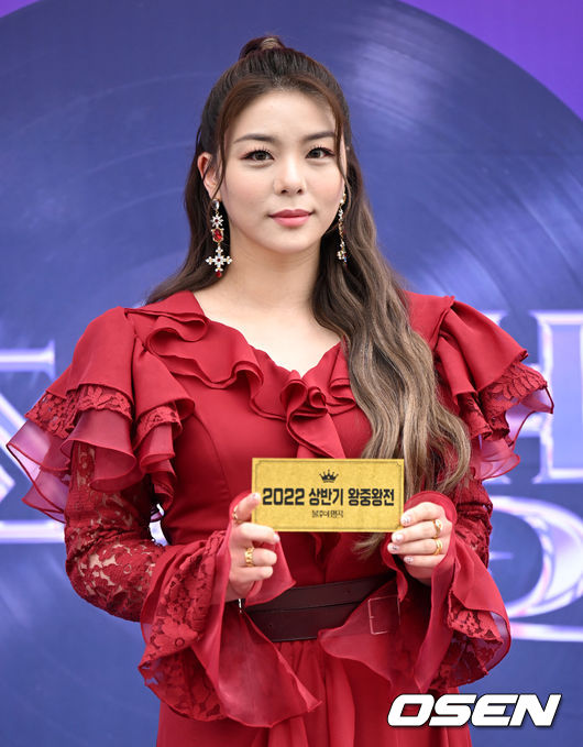 27일 오전 인천 남동체육관에서 불후의 명곡 상반기 왕중왕전 레드카펫이 열렸다.<br /><br />가수 에일리가 레드카펫을 밟고 있다. 2022.06.27 /sunday@osen.co.kr