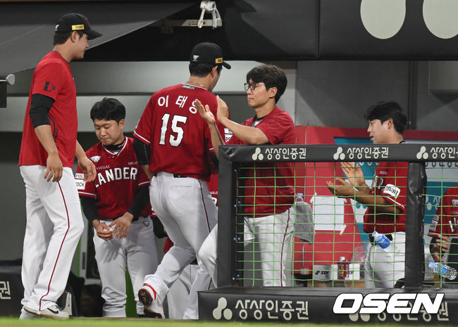 29일 오후 광주-기아챔피언스필드에서 '2022 신한은행 SOL KBO 리그' KIA 타이거즈와 SSG 랜더스의 경기가 열렸다. 4회말 1사 1, 3루 강판된 SSG 선발 이태양이 더그아웃으로 들어가고 있다. 2022.07.29 /ksl0919@osen.co.kr