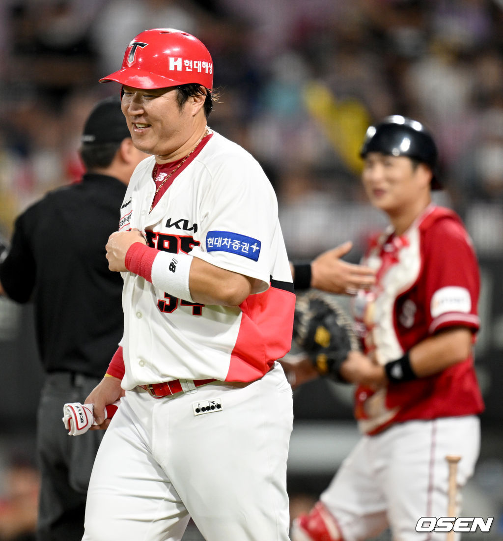 29일 오후 광주-기아챔피언스필드에서 '2022 신한은행 SOL KBO 리그' KIA 타이거즈와 SSG 랜더스의 경기가 열렸다.4회말 2사 2루 KIA 류지혁의 몸에 맞는 볼때 3루 주자 최형우가 폭투로 오해, 홈을 밟은 뒤 우효동 주심에게 설명을 듣고 3루로 귀루하고 있다. 2022.07.29 /ksl0919@osen.co.kr