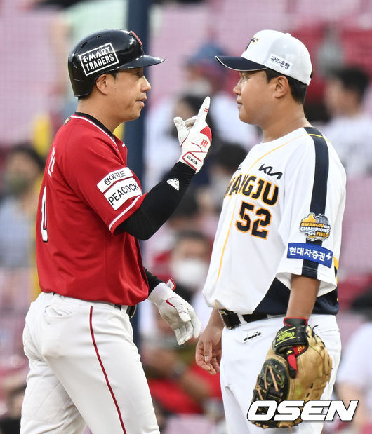 OSEN=광주, 김성락 기자] 30일 오후 광주-기아챔피언스필드에서 '2022 신한은행 SOL KBO 리그' KIA 타이거즈와 SSG 랜더스의 경기가 열렸다.4회초 SSG 선두타자 김강민이 안타를 날린 뒤 세레모니를 하고 있다. 2022.07.30 /ksl0919@osen.co.kr