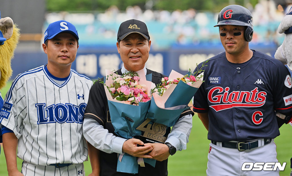 KBO 40주년 레전드 이만수 전 감독이 시상식을 갖고 삼성 김헌곤과 롯데 전준우의 축하를 받고 기념촬영을 하고 있다. 