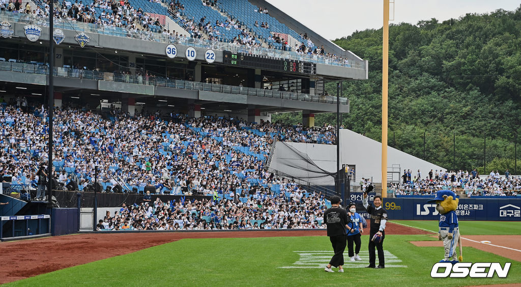 KBO 40주년 레전드 이만수 전 감독이 시구 전 팬들에게 인사를 하고 있다.