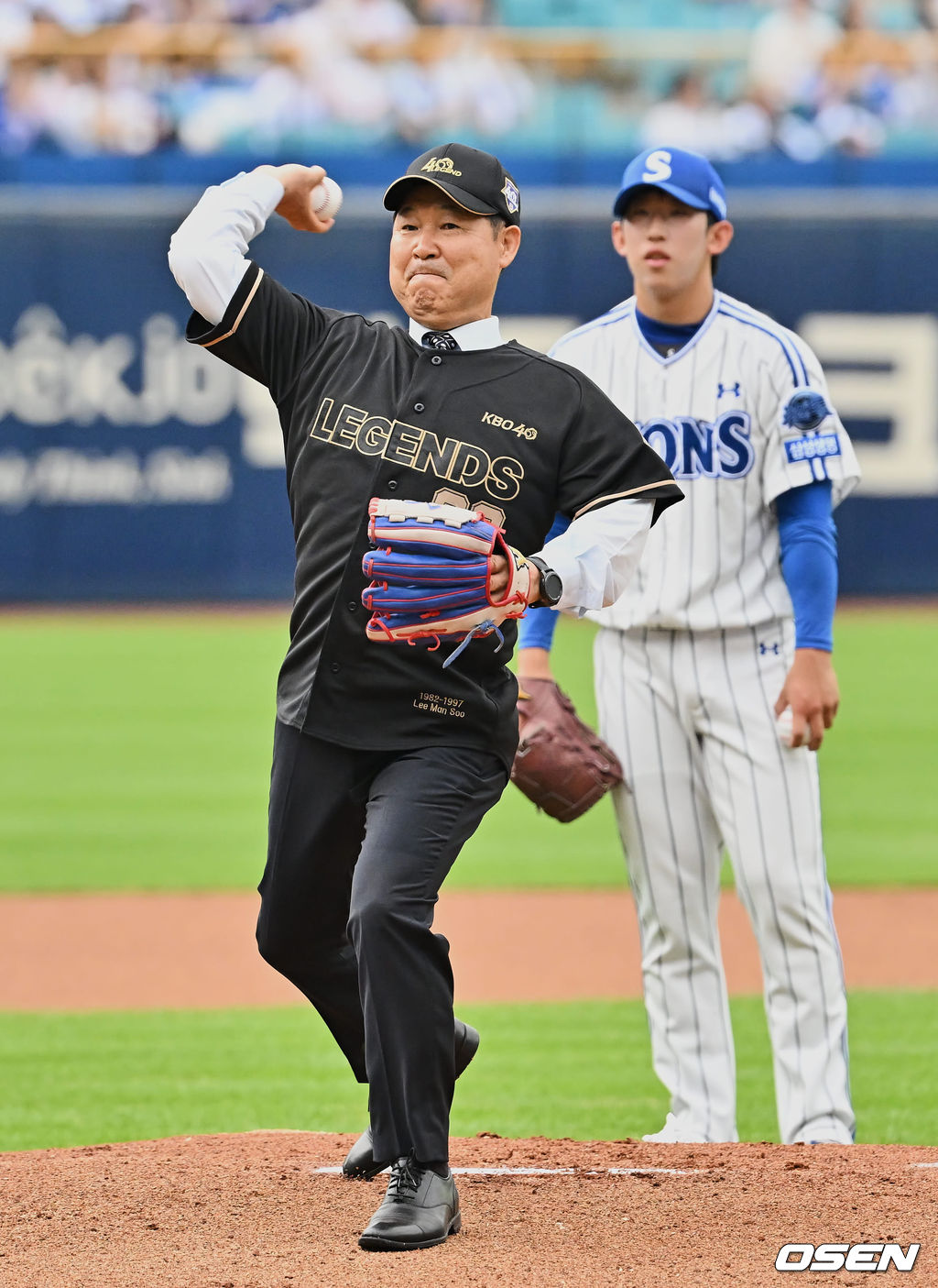 KBO 40주년 레전드 이만수 전 감독이 시구를 하고 있다. 