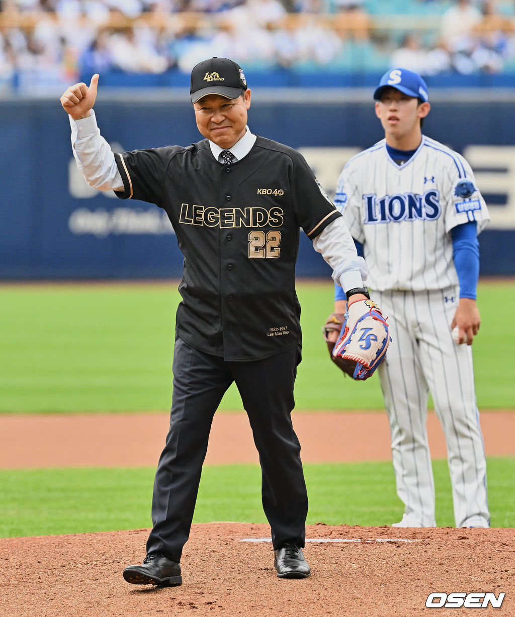 KBO 40주년 레전드 이만수 전 감독이 시구를 마치고 엄지척을 하고 있다.