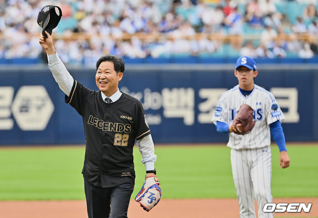 KBO 40주년 레전드 이만수 전 감독이 시구를 마치고 팬들에게 인사를 하고 있다.