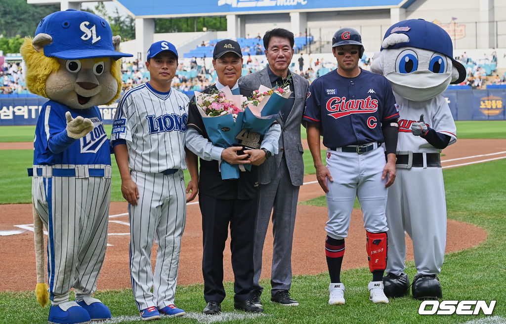 KBO 40주년 레전드 이만수 전 감독이 시상식을 갖고 김시진 경기감독관, 삼성 김헌곤, 롯데 전준우와 기념촬영을 하고 있다. 