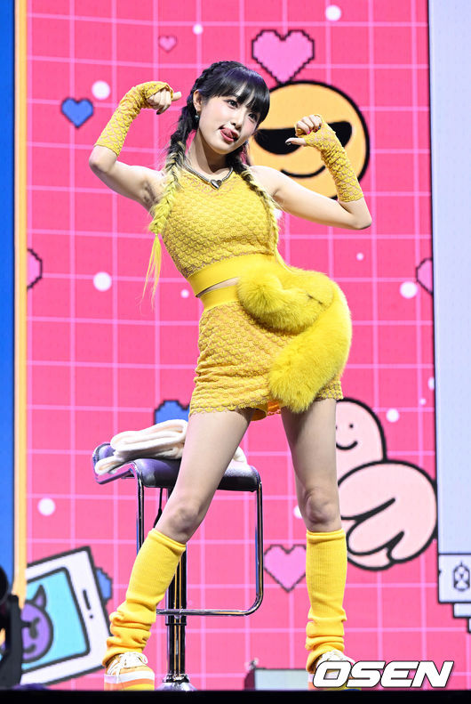 가수 최예나의 두 번째 미니앨범 '스마트폰' 발매 기념 쇼케이스가 3일 오후 서울 광진구 예스24 라이브홀에서 열렸다.앨범과 동명의 타이틀곡 '스마트폰'은 에너제틱한 드럼 비트와 전자베이스 사운드가 매력적인 곡으로, 스마트폰이 일상이자 친구가 되어버린 현시대를 최예나의 시선으로 재기발랄하게 표현했다. 특히 폭발하는 후렴구의 멜로디가 최예나의 에너지 넘치는 보컬과 어우러져 리스너들의 신나는 여름을 책임질 전망이다.가수 최예나가 포인트 안무를 선보이고 있다. 2022.08.03 /cej@osen.co.kr