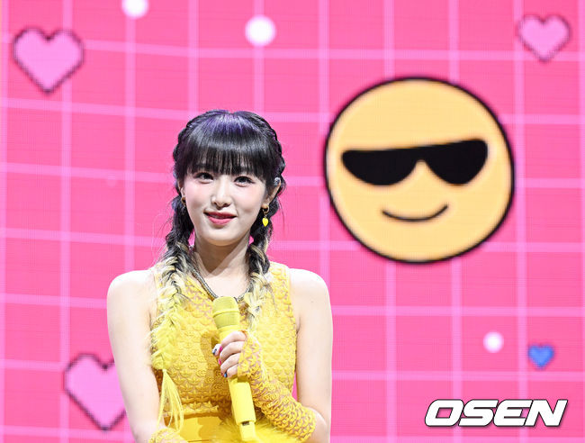 가수 최예나의 두 번째 미니앨범 '스마트폰' 발매 기념 쇼케이스가 3일 오후 서울 광진구 예스24 라이브홀에서 열렸다.앨범과 동명의 타이틀곡 '스마트폰'은 에너제틱한 드럼 비트와 전자베이스 사운드가 매력적인 곡으로, 스마트폰이 일상이자 친구가 되어버린 현시대를 최예나의 시선으로 재기발랄하게 표현했다. 특히 폭발하는 후렴구의 멜로디가 최예나의 에너지 넘치는 보컬과 어우러져 리스너들의 신나는 여름을 책임질 전망이다.가수 최예나가 곡을 소개하고 있다. 2022.08.03 /cej@osen.co.kr
