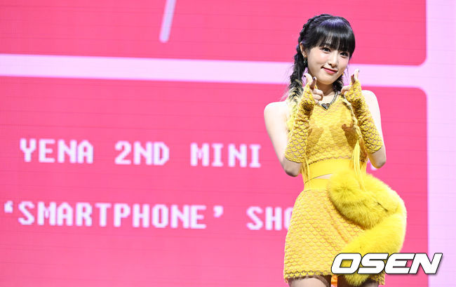 가수 최예나의 두 번째 미니앨범 '스마트폰' 발매 기념 쇼케이스가 3일 오후 서울 광진구 예스24 라이브홀에서 열렸다.앨범과 동명의 타이틀곡 '스마트폰'은 에너제틱한 드럼 비트와 전자베이스 사운드가 매력적인 곡으로, 스마트폰이 일상이자 친구가 되어버린 현시대를 최예나의 시선으로 재기발랄하게 표현했다. 특히 폭발하는 후렴구의 멜로디가 최예나의 에너지 넘치는 보컬과 어우러져 리스너들의 신나는 여름을 책임질 전망이다.가수 최예나가 포즈를 취하고 있다. 2022.08.03 /cej@osen.co.kr