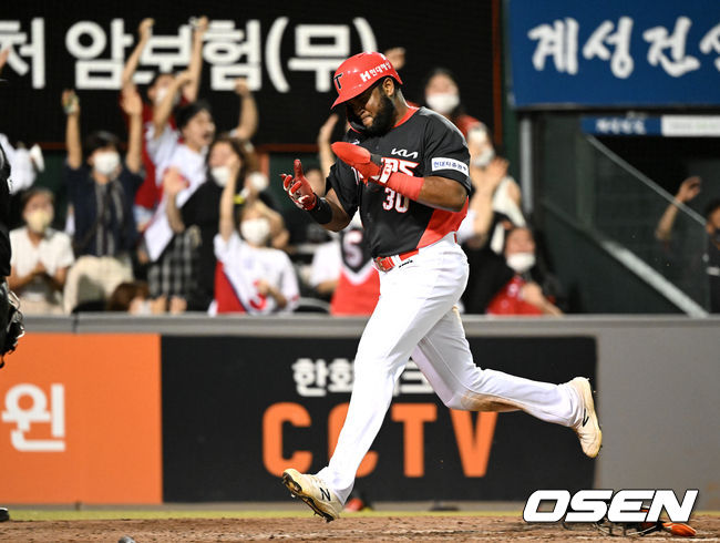 3일 오후 대전 한화생명이글스파크에서 '2022 신한은행 SOL KBO 리그' 한화 이글스와 KIA 타이거즈의 경기가 열렸다.10회초 1사 2루에서 KIA 나성범의 좌전 적시타 때 홈을 밟은 2루주자 소크라테스가 환호하고 있다. 2022.08.03 /sunday@osen.co.kr