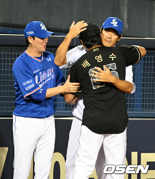 클리닝타임에 두산 배영수 코치의 ‘KBO 레전드 40인’ 시상식이 진행됐다. 배영수 코치가 삼성 우규민, 정현욱 코치와 인사를 나누고 있다. 2022.08.03 /jpnews@osen.co.kr