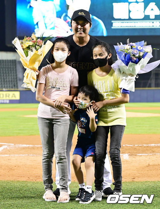 클리닝타임에 두산 배영수 코치의 ‘KBO 레전드 40인’ 시상식이 진행됐다. 배영수 코치가 자녀들과 포토타임을 하고  있다. 2022.08.03 