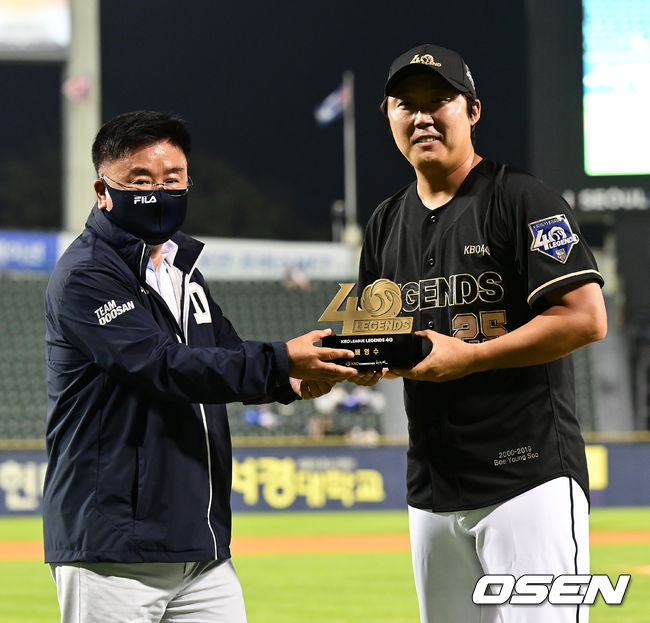 클리닝타임에 두산 배영수 코치의 ‘KBO 레전드 40인’ 시상식이 진행됐다. 두산 김태룡 단장이 배영수 코치에게 트로피를 건네고 있다. 2022.08.03 /