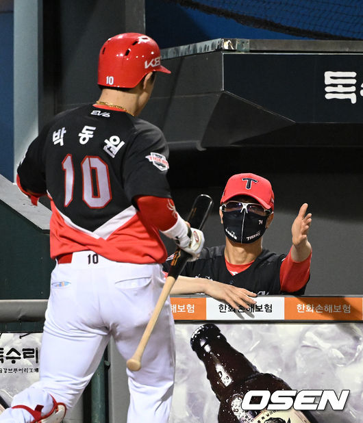 3일 오후 대전 한화생명이글스파크에서 '2022 신한은행 SOL KBO 리그' 한화 이글스와 KIA 타이거즈의 경기가 열렸다.7회초 무사에서 KIA 박동원이 좌월 솔로 홈런을 치고 더그아웃에서 김종국 감독의 축하를 받고 있다. 2022.08.03 /sunday@osen.co.kr