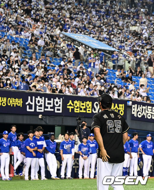 클리닝타임에 두산 배영수 코치의 ‘KBO 레전드 40인’ 시상식이 진행됐다. 배영수 코치가 삼성 팬들에게 인사를 하고 있다. 2022.08.03 /jpnews@osen.co.kr